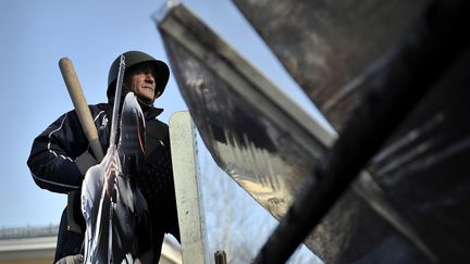 Des manifestants ont d&eacute;menti l'incident, accusant la police d'avoir us&eacute; de grenades assourdissantes. (LOUISA GOULIAMAKI / AFP)