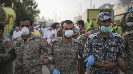 Les forces de s&eacute;curit&eacute; saoudiennes forment un cordon de s&eacute;curit&eacute; autour du site de Mina en Arabie Saoudite. (MOSA'AB ELSHAMY / AP / SIPA)