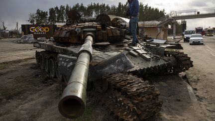 Un véhicule blindé de l'armée russe détruit dans la région de Kiev (Ukraine), le 6 avril 2022. (OLEG PEREVERZEV / NURPHOTO / AFP)