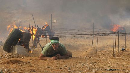 Une nouvelle recrue de l'Arm&eacute;e syrienne libre &agrave; l'entra&icirc;nement dans la province de deraa (Syrie), le 12 mai 2014. (REUTERS)