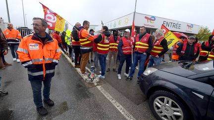 Des salariés grévistes de TotalEnergies sont rassemblés devant le dépôt pétrolier de Dunkerque (Nord), le 13 octobre 2022. (MAXPPP)