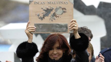 La pr&eacute;sidente argentine Cristina Fernandez de Kirchner pendant l'anniversaire de 30 ans du conflit entre l'Argentine et le Royaune-Uni pour les &icirc;les Manaouines, &agrave; Ushaia (Argentine) le 2 avril 2012. (JUAN MABROMATA / AFP)