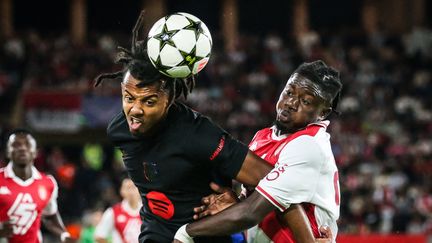 Jules Koundé et Mohammed Salisu en duel lors du match entre Monaco et le Barça lors de la première journée de la Ligue des Champions, le 19 septembre 2024. (MATTHIEU MIRVILLE / MATTHIEU MIRVILLE)