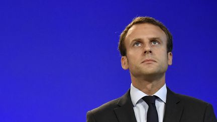 Emmanuel Macron le 31 août 2016 lors de la passation de pouvoir avec Michel Sapin à Bercy. (PHILIPPE LOPEZ / AFP)