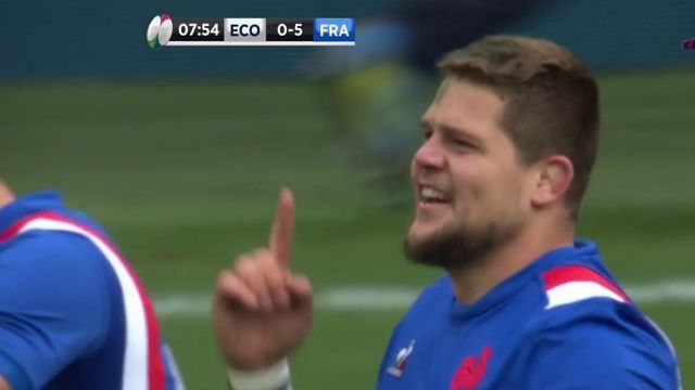 Quel premier essai de l'équipe de France face à l'Écosse ! Antoine Dupont perce le rideau adverse et les Bleus marquent après un bel enchaînement de passes.