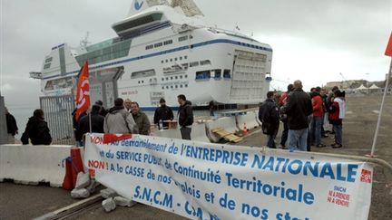 Des marins de la SNCM bloquant le port d'Ajaccio le 23 février 2010 (AFP - Stephan AGOSTINI)