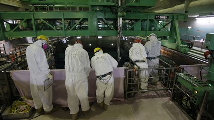 Des travailleurs dans la centrale nucl&eacute;aire de Fukushima (Japon), le 6 mars 2013. (ISSEI KATO / AFP)