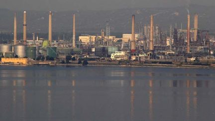 &nbsp; (Une vue générale de Lyondellbasell sur l'étang de Berre © Reuters-Jean-Paul Pelissier)