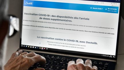 Une&nbsp;personne tente&nbsp;de prendre un rendez-vous sur le site Doctolib pour se faire vacciner contre le Covid-19, le 26 janvier 2021. (MAGALI COHEN / HANS LUCAS)