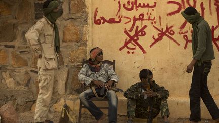 Des rebelles du MNLA montent la garde devant un b&acirc;timent officiel &agrave; Kidal (nord du Mali), le 26 juillet 2013. (REBECCA BLACKWELL / AP / SIPA)