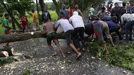 Les d&eacute;g&acirc;ts, humains et mat&eacute;riels, ne seront v&eacute;ritablement &eacute;valu&eacute;s qu'en cours de journ&eacute;e, mais le directeur g&eacute;n&eacute;ral de la m&eacute;t&eacute;o indienne a indiqu&eacute; que le cyclone avait &eacute;t&eacute; particuli&egrave;rement violent sur une bande de 150 km le long des c&ocirc;tes. (AHMAD MASOOD / REUTERS)