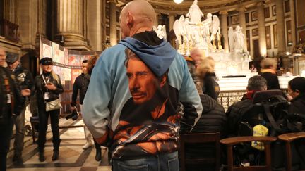 Un fan portant un sweat à l'effigie de Johnny Hallyday lors d'une messe d'hommage le 9 décembre 2018. (JACQUES DEMARTHON)