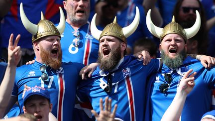 Des supporters islandais, le 22 juin 2016, lors de la&nbsp;victoire de l'Islande contre l'Autriche à Saint-Denis (Seine-Saint-Denis). (KIERAN MCMANUS / BACKPAGE IMAGES LTD / AFP)