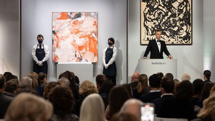 Le commissaire-priseur de Sotheby's, Oliver Barker, dirigeant la vente aux enchères de l'oeuvre "Untitled" de Willem de Kooning. (YUKI IWAMURA / AFP)