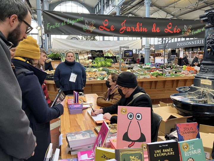 Le stand des éditions Exemplaire, dans les Halles d'Angoulême, avec Boulet en dédicace, le 27 janvier 2023 (LAURENCE HOUOT / FRANCEINFO CULTURE)