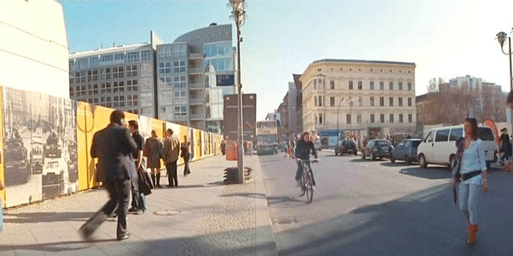 La même rue de Berlin après la chute du mur
 (Harf Zimmermann)