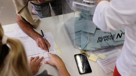 Un homme vote dans un bureau de vote lors du référendum sur l'indépendance de la Nouvelle-Calédonie, à Nouméa, le 4 octobre 2020. (THEO ROUBY / AFP)