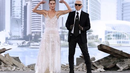 Le cr&eacute;ateur allemand Karl Lagerfeld (D) et le top-model Erin Wasson &agrave; l'issue du d&eacute;fil&eacute; Chanel Haute couture automne-hiver 2013/14 au Gtrand Palais &agrave; paris, le 2 juillet 2013. (PATRICK KOVARIK / AFP)