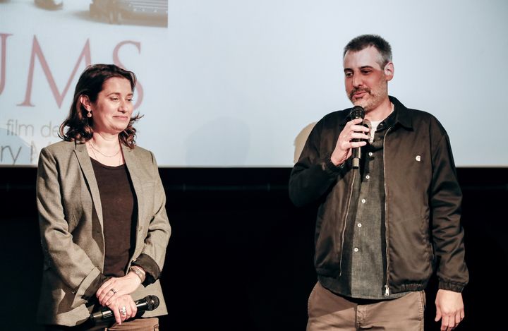 Le réalisateur Grégory Magne et l'actrice Emmanuelle Devos heureux de présenter le film "Les Parfums" à l'occasion de la réouverture de la première salle&nbsp;de cinéma&nbsp;en France après le déconfinement, dans la nuit du 21 au 22 juin 2020 à Paris, aux 5 Caumartins (ABDULMONAM EASSA / AFP)