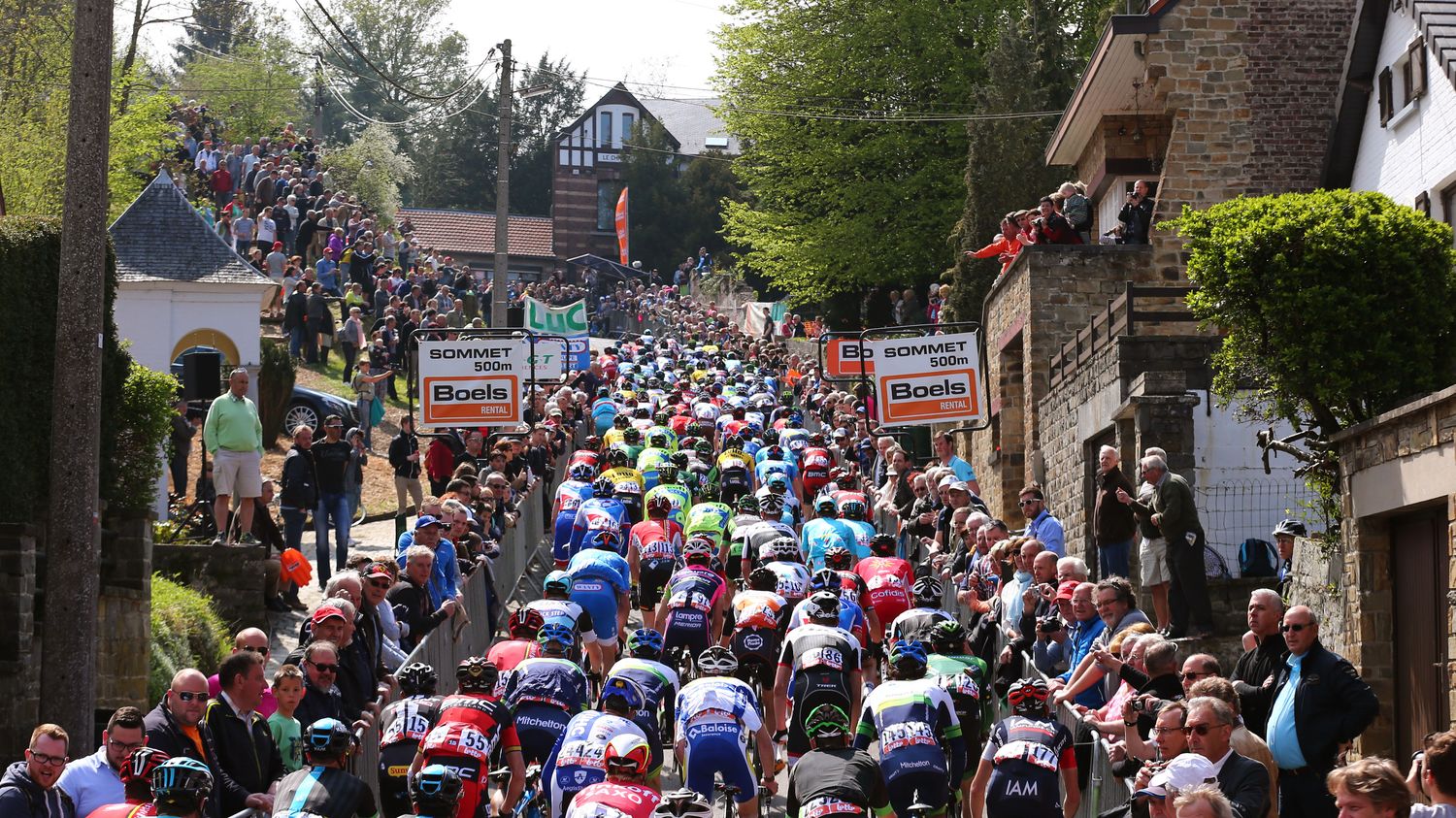 Le Mur de Huy se dresse devant eux