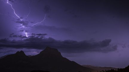 Des orages sur les Pyrénées espagnoles, à Ainsa, le 24 août 2022. (FRANCOIS LAURENS / AFP)