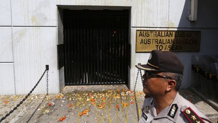 Un policier indon&eacute;sien devant l'ambassade australienne de Jakarta, le 22 novembre 2013. (BEAWIHARTA / REUTERS)