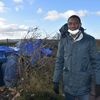 Ahmed, devant la tente dans laquelle il dort à Calais (Pas-de-Calais), le 2 décembre 2021.&nbsp; (JULIETTE CAMPION / FRANCEINFO)