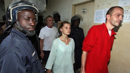 Emilie Lelouch et Eric Breteau, le 24 d&eacute;cembre 2007, &agrave; la sortie du tribunal de N'Djamena (Tchad). (PASCAL GUYOT / AFP)