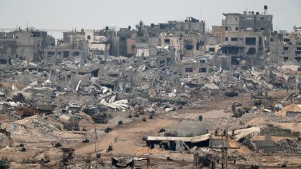 Des soldats israéliens entrent à pied dans la bande de Gaza, le 21 décembre 2023. (JACK GUEZ / AFP)