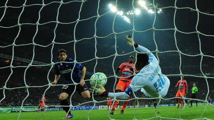 Le gardien de l'OM, Steve Mandanda, stoppe un tir de l'attaquant de l'Inter Milan, Diego Milito, lors du 8e de finale de Ligue des Champions entre les deux &eacute;quipes, le 13 mars 2012.&nbsp; (OLIVIER MORIN / AFP)