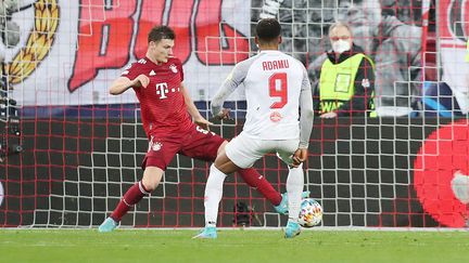 Benjamin Pavard et&nbsp;Chikwubuike Adamu lors du match aller entre le Bayern Munich et Salzbourg, le 16 février 2022. (MARCEL ENGELBRECHT / FIRO SPORTPHOTO)