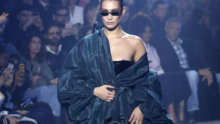 La sexy attitude est la marque de fabrique d'Alexandre Vauthier qui propose toujours des collections aux coupes ajustées, aux épaules marquées et aux robes fendues ou avec un décolleté profond.
 (FRANCOIS GUILLOT / AFP)