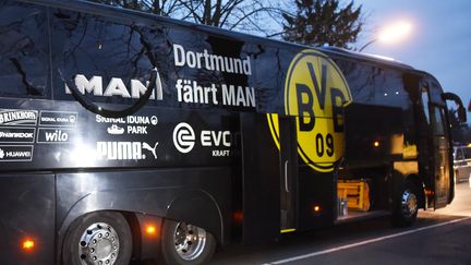 Le bus du Borussia Dortmund après les interpellations (PATRIK STOLLARZ / AFP)