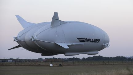 L'Airlander 10 de la société HAV est long de 92 mètres pour 43 mètres de large. Le voici après son baptême, lundi 17 août 2016 près de Bedford (Royaume-Uni). (JUSTIN TALLIS / AFP)