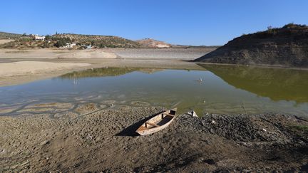 Un lac à sec près du barrage de Doueisat, à Al-Diriyah, dans le nord de la Syrie, mardi 9 novembre 2021.&nbsp; (ABDULAZIZ KETAZ / AFP)