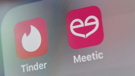 Logos des plateformes de rencontres en ligne Tinder et Meetic.&nbsp; (DENIS CHARLET / AFP)