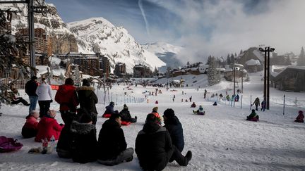 Des personnes profitant de la neige à la station de ski d'Avoriaz, dans les Alpes, le 11 février 2021. (JEFF PACHOUD / AFP)