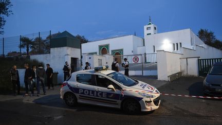 Des policiers devant la mosquée de Bayonne (Pyrénées-Atlantiques) le soir de l'attaque qui l'a visée, le 28 octobre 2019. (GAIZKA IROZ / AFP)