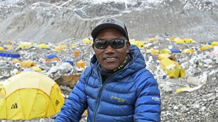 Kami Rita Sherpa, a atteint le sommet de l’Everest pour la 25e fois, le 7 mai 2021. (PRAKASH MATHEMA / AFP)