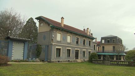 Direction Nancy (Meurthe-et-Moselle), une ville unique en France où rayonne l'art nouveau avec ses courbes, ses couleurs, ses formes inspirées de la nature. Après quatre années de travaux, la villa Majorelle va rouvrir ses portes après quatre années de travaux.&nbsp; (FRANCE 3)