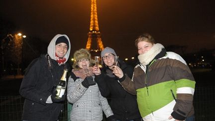 La nouvelle année fêtée devant la Tour Eiffel (AFP)