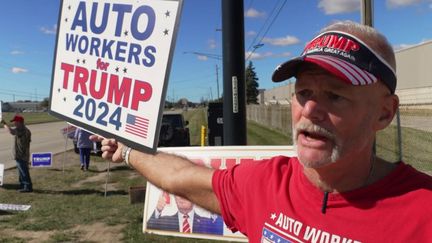 L'industrie automobile fait vivre un million de personnes dans le Michigan, l'un des États pivots de l'élection présidentielle américaine de 2024. Donald Trump séduit une partie de la classe ouvrière, bastion pourtant démocrate, en souhaitant taxer tous les véhicules qui ne sont pas produits aux États-Unis. (FRANCEINFO)