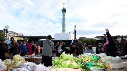 La vente directe de fruits et légumes organisée par le Modef place de la Bastille à Paris, ici en 2017. (BERTRAND GUAY / AFP)