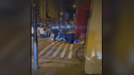 Images amateur de l'accident impliquant un scooter et un véhicule de police le 13 avril 2023 à Paris, rue de Bagnolet. (FRANCE 2)