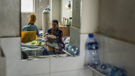 Une femme dont le bébé souffre de manultrition attend à l'hôpital à Mekele, dans la région du Tigré, en Ethiopie, le 10 mai 2021. (BEN CURTIS / AP / SIPA)