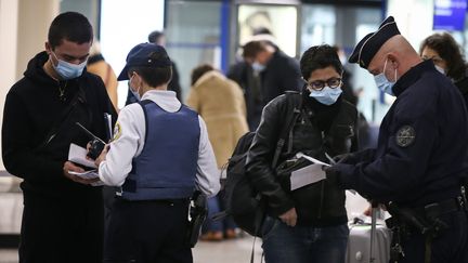 La police contrôle les passagers arrivant en Corse, à l'aéroport Napoléon Bonaparte à Ajaccio, le 19 décembre 2020. (PASCAL POCHARD-CASABIANCA / AFP)