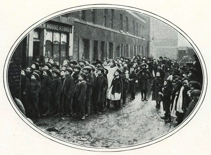 Enfants d'un quartier pauvre de Londres attendant un repas gratuit en 1910. (AFP - Ann Ronan Picture Library - Photo12)