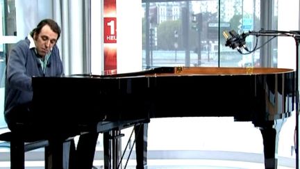 Chilly Gonzales sur le plateau du 13h de France2
 (France2/Culturebox)