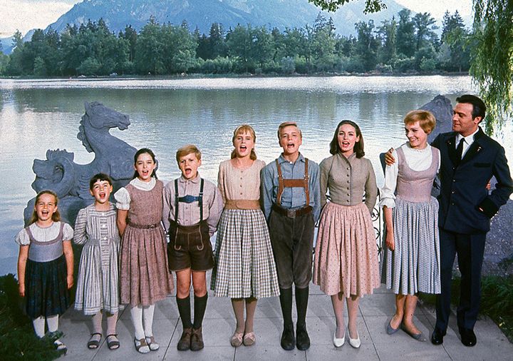 Au milieu de la photo, et de la fratrie Von Trapp, Louisa (Heather Menzies), la grande blonde, sous l'œil bienveillant, tout à droite, de Maria (Julie Andrews) et du capitaine (Christopher Plummer)
 (Lost Films)