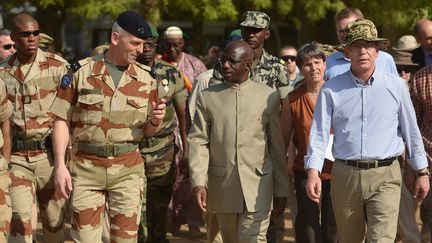 François Lecointre (à gauche), en compagnie des ministres de la Défense malien (centre) et allemand (droite), au Mali, le 18 mars 2013. (OLIVER LANG / MAXPPP)